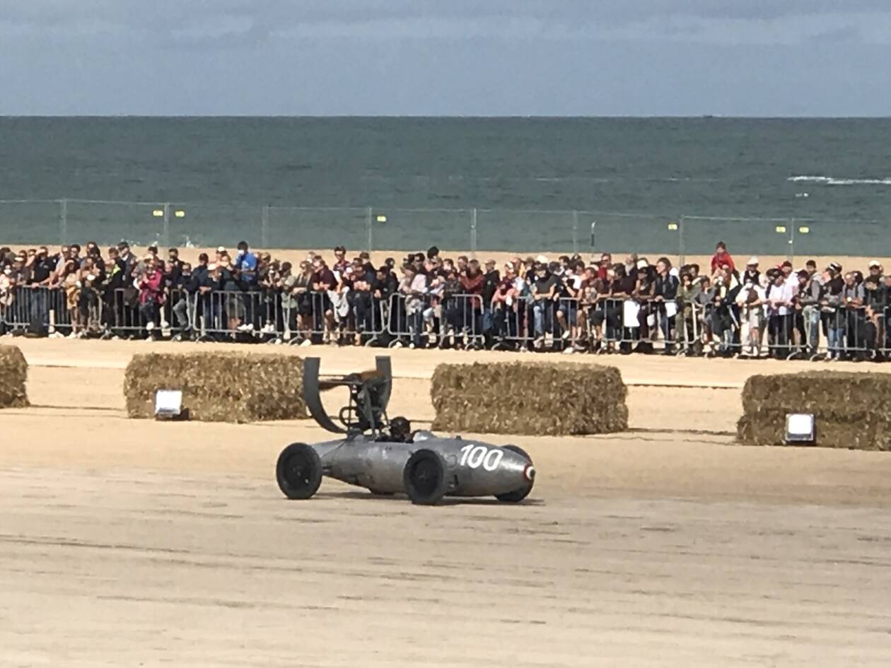 découvrez la photo de la normandy beach race primée, mettant en valeur l’ambiance unique de cet événement emblématique sur les plages normandes. plongez au cœur de la course légendaire à travers ce cliché récompensé.