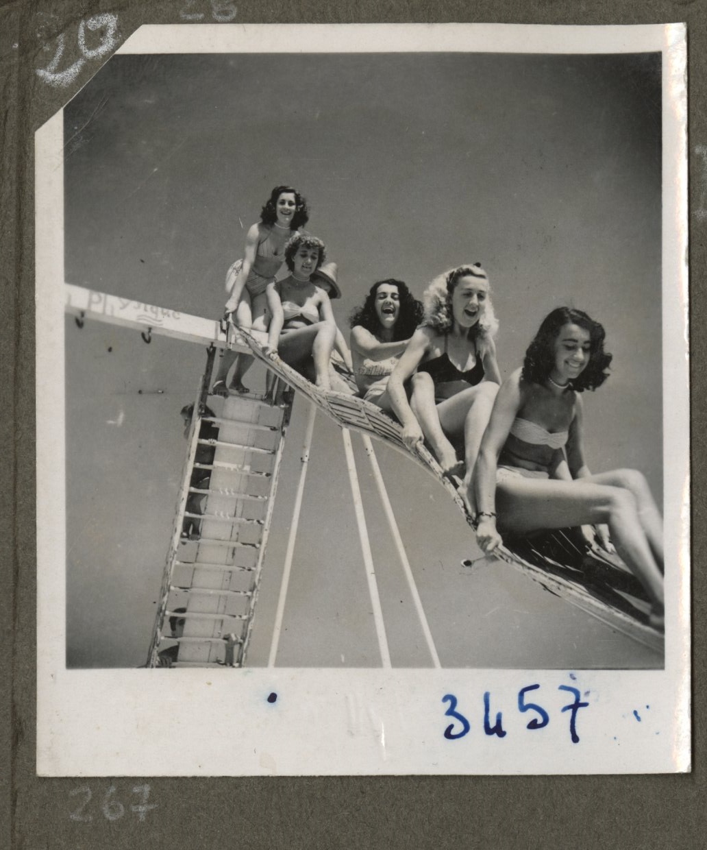 découvrez l'exposition qui célèbre les 50 ans du club photo de longué-jumelles, une rétrospective captivante mettant en lumière des clichés uniques et l'évolution de la passion photographique locale.