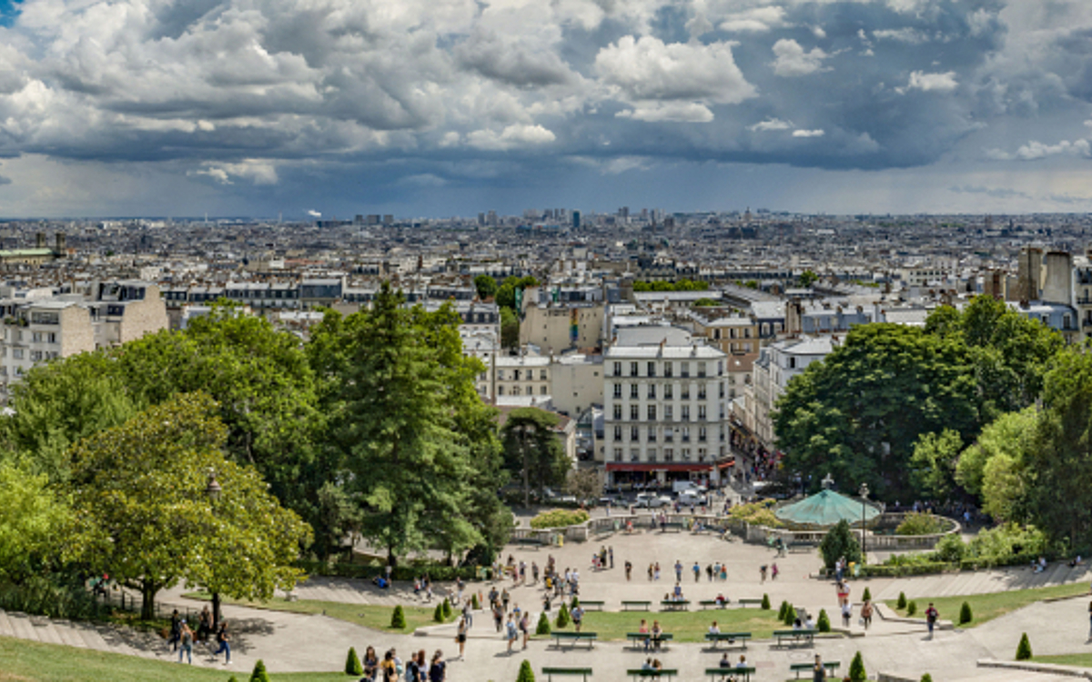 découvrez la demande unique de primož roglič pour un cliché mythique à montmartre, un moment captivant mêlant sport et culture parisienne.