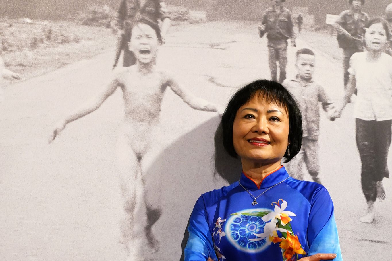 découvrez la remise en question de l'authenticité de la célèbre photo du napalm, une image emblématique qui a marqué l'histoire et suscité de nombreux débats.