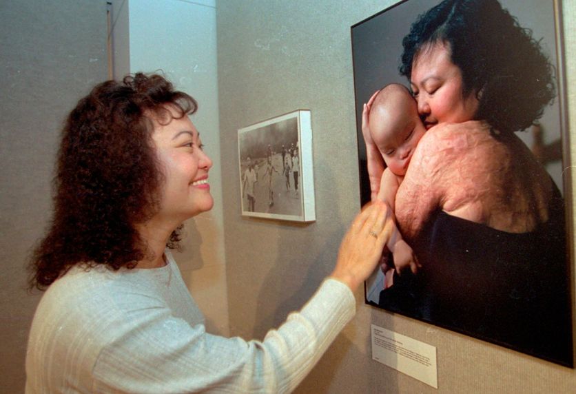 découvrez la remise en question de l'authenticité de la célèbre photo du napalm, une image emblématique qui a marqué l'histoire et suscité débats et analyses approfondies.