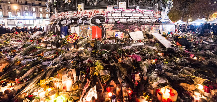 découvrez une photo poignante révélant l'invisible des événements du 13 novembre 2015, capturant l'émotion et la mémoire d'une journée marquante.