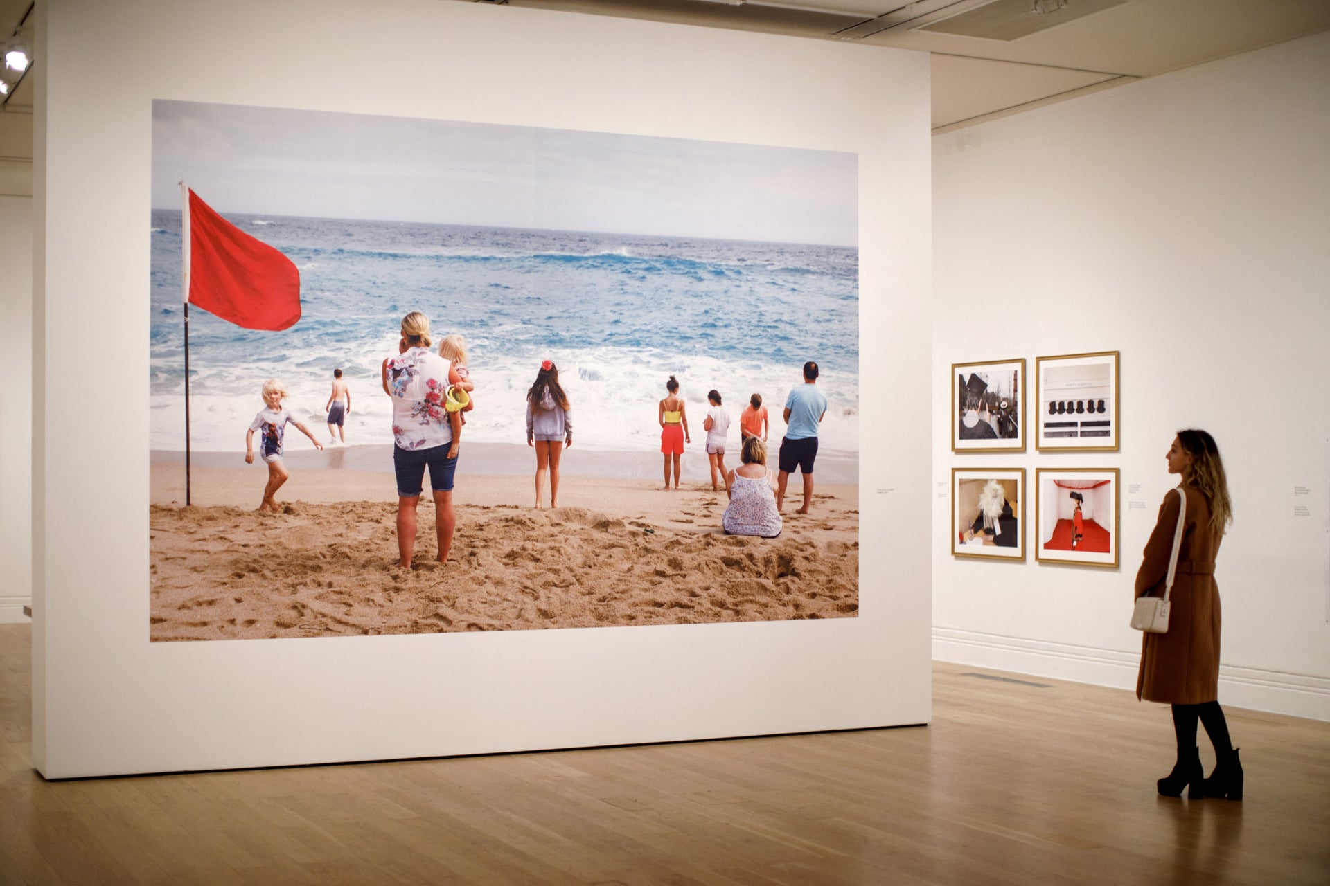 découvrez l'hommage à martin parr, maître reconnu de la photographie du quotidien, récemment décédé, et son impact durable sur l'art photographique.