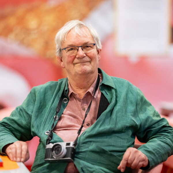 découvrez l'hommage à martin parr, maître de la photographie du quotidien, récemment décédé. retour sur son œuvre et son impact unique sur le monde de la photo.