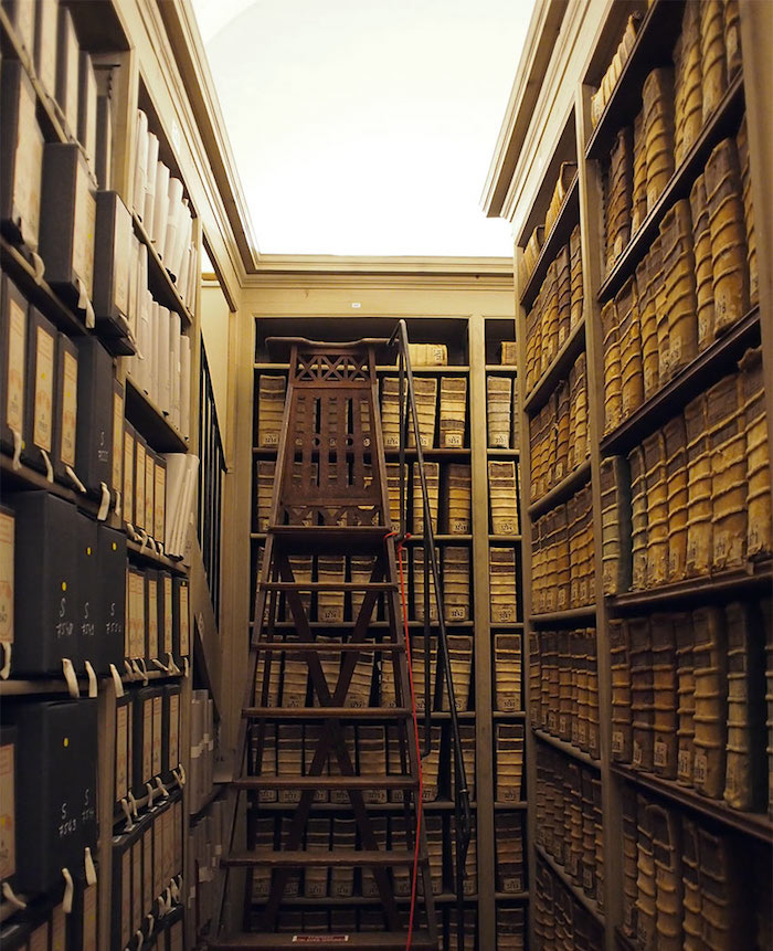 découvrez les secrets des archives à travers une collection unique de photos historiques qui révèlent des moments précieux et méconnus.
