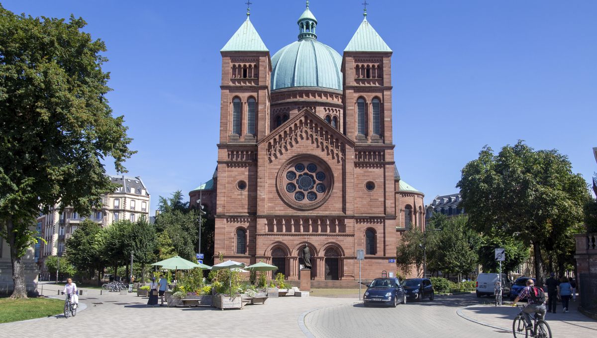 découvrez l'acte homophobe dénoncé à l'église saint-guillaume, illustré par une photo dégradée. un reportage poignant sur l'intolérance et ses conséquences.