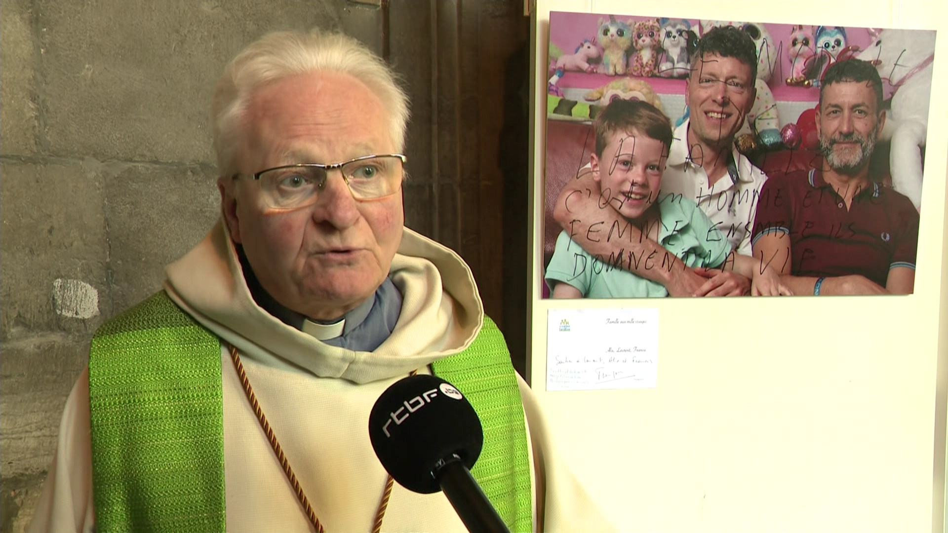 découvrez l'acte homophobe survenu à l'église saint-guillaume, où une photo dégradée a suscité une vive dénonciation dans la communauté.