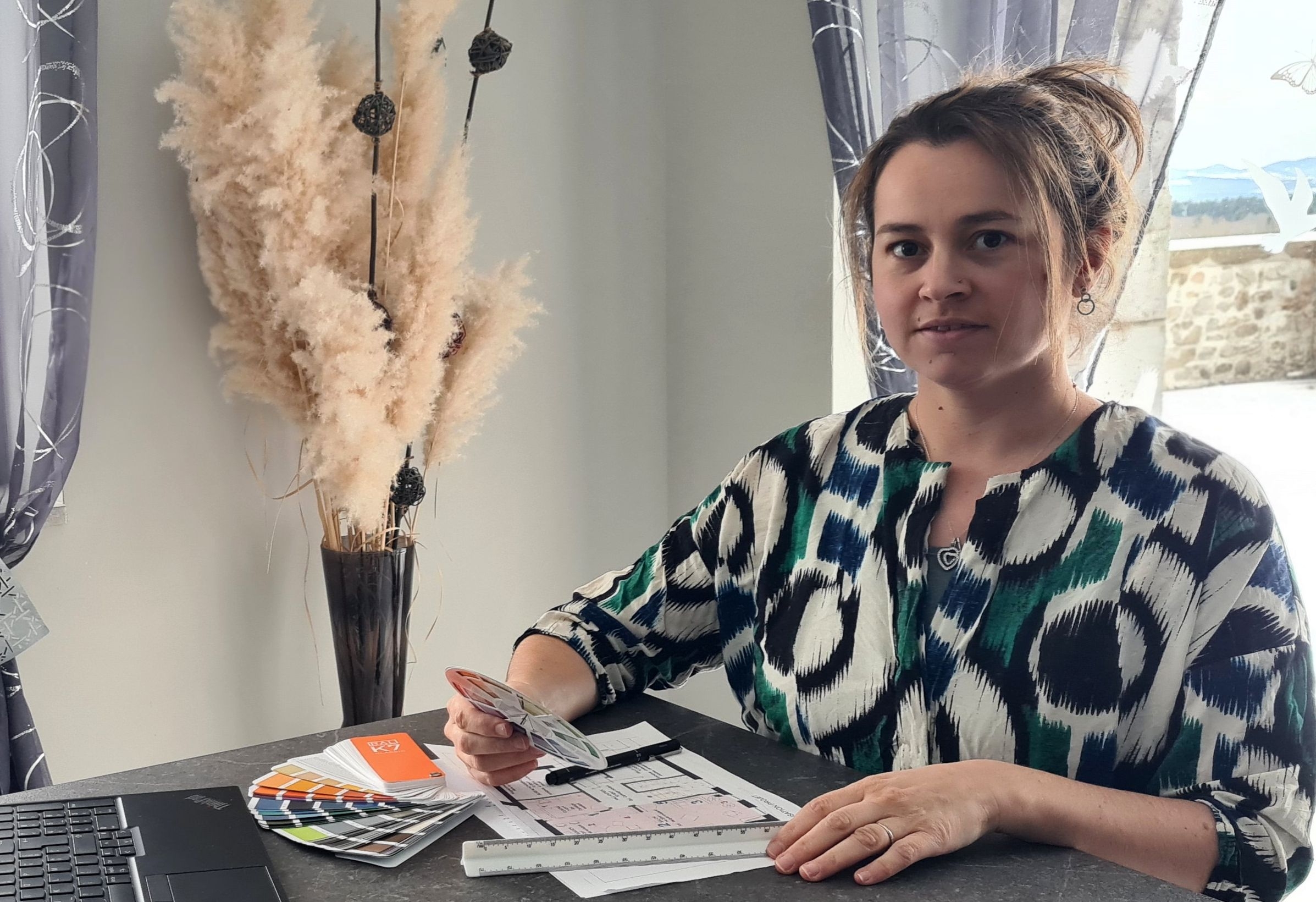 découvrez le nouveau studio photo inclusif de leslie perbet à sainte-sigolène, un espace dédié à la diversité et à la créativité pour tous.