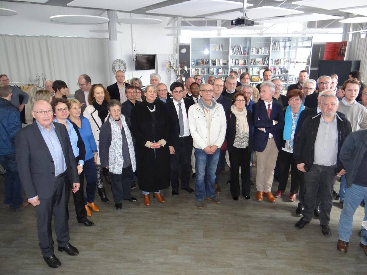 découvrez l'exposition photo unique mettant en lumière les jeunes patients de perharidy à roscoff, une immersion pleine d'émotions et d'espoir à travers leurs portraits révélateurs.