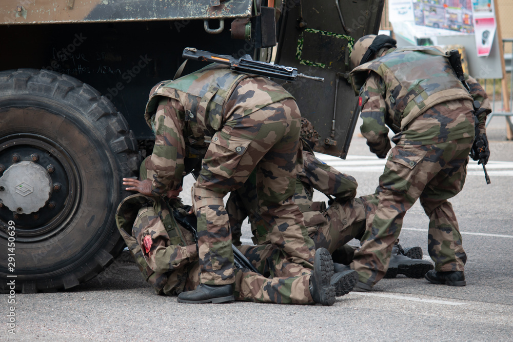 découvrez les détails sur le banc cède causant des blessures parmi les soldats, analyse des incidents et mesures de sécurité.