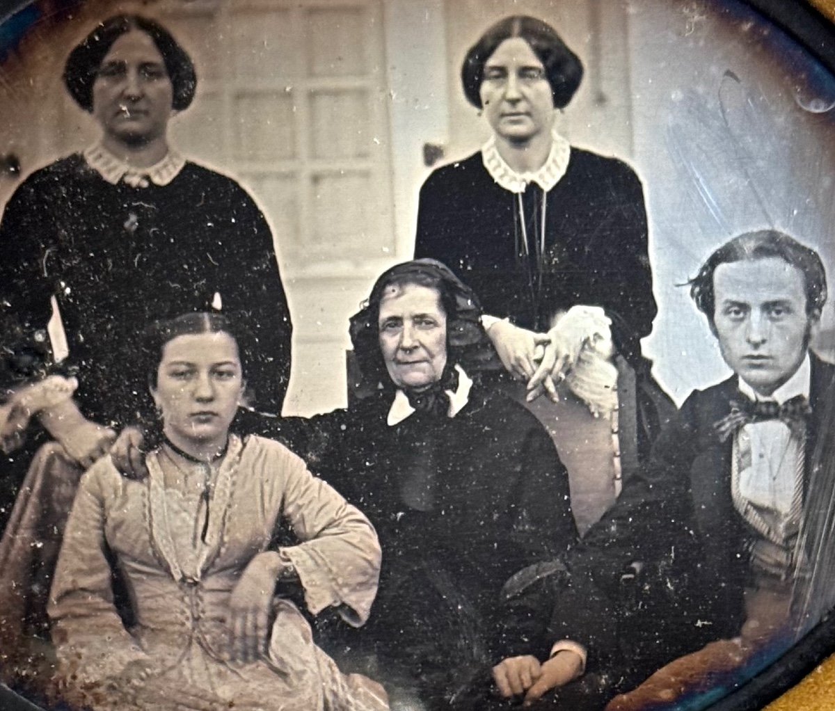 offrez un portrait noir et blanc unique aux familles engagées de haute-savoie, capturant leurs valeurs et leur histoire avec élégance et émotion.