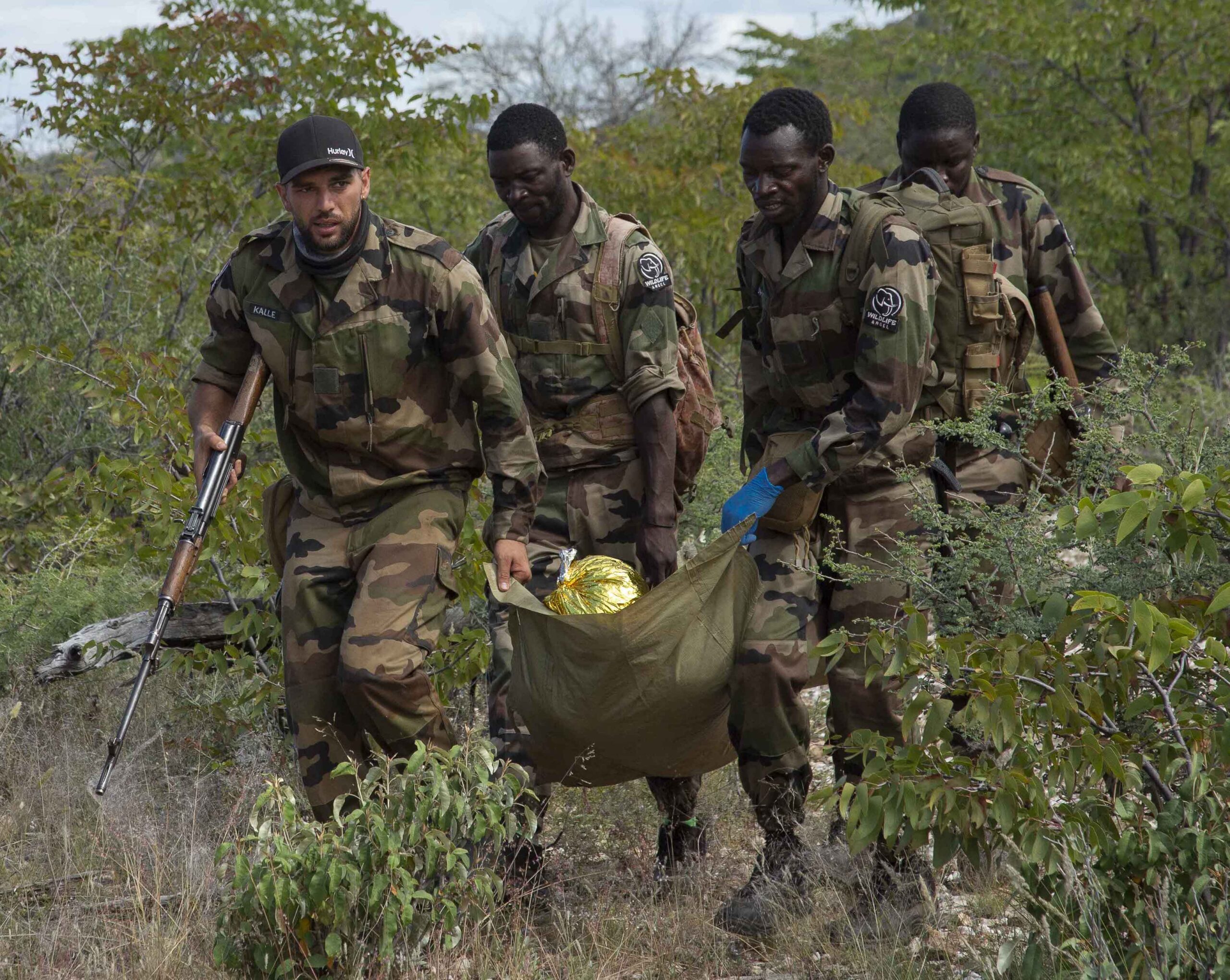 découvrez l'histoire dramatique du banc qui cède, causant des blessures parmi les soldats lors d'un événement marquant.