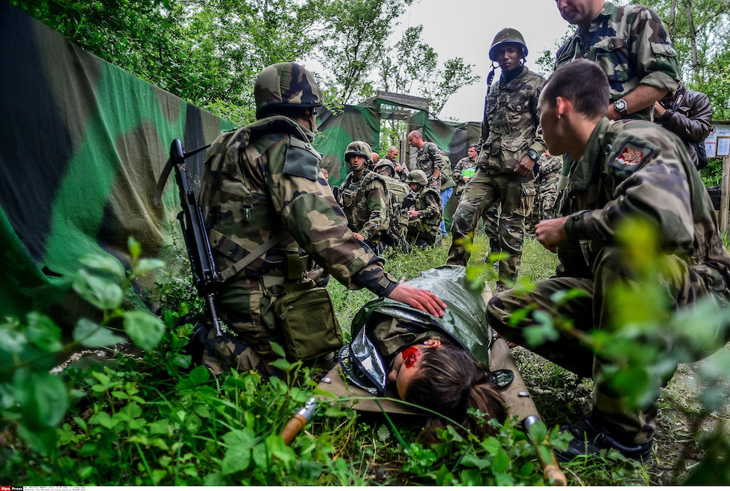 découvrez le récit poignant du banc cède et des soldats blessés, une histoire de courage et de résistance face à l'adversité.