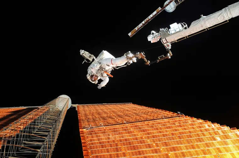 découvrez la sensation unique d'un habitant de vence face aux clichés impressionnants inspirés par la nasa.