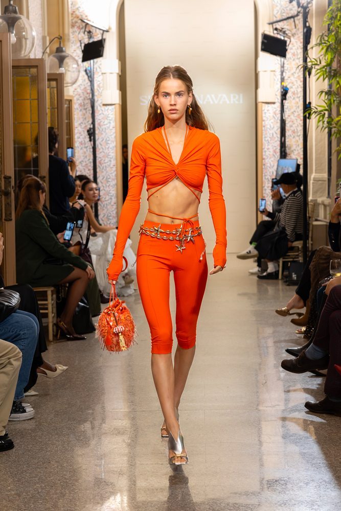 découvrez le défilé sirivannavari automne-hiver 2026-2027, une collection élégante et innovante mêlant tradition et modernité pour une mode raffinée et avant-gardiste.