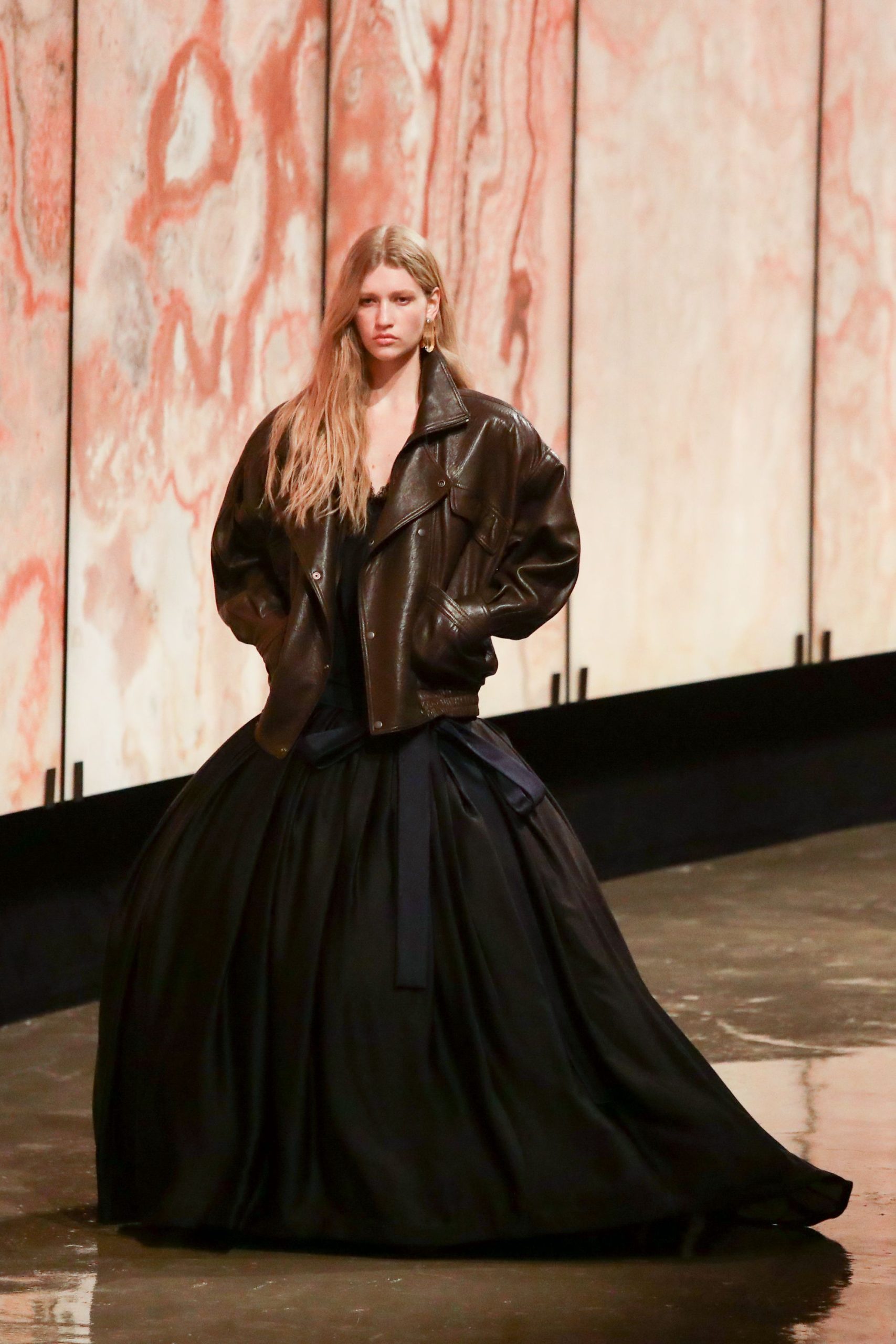 découvrez le défilé sirivannavari automne-hiver 2026-2027, une collection élégante alliant tradition et modernité pour une saison pleine de style et d'innovation.