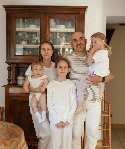 découvrez l'histoire poignante d'une famille ukrainienne à odessa, entre les épreuves de la guerre et la persévérance portée par l'espoir.