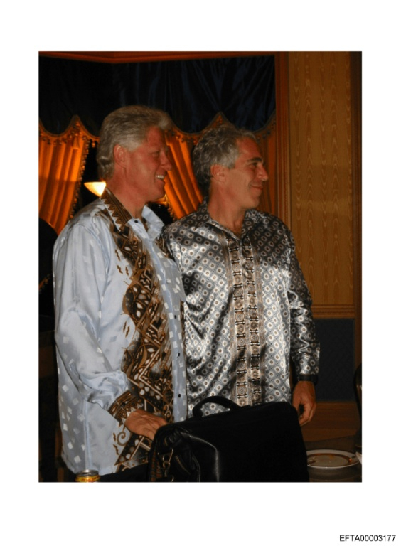 découvrez comment une photo d'hillary clinton a interrompu une audition liée à l'affaire epstein, révélant des moments inattendus lors de cette procédure cruciale.