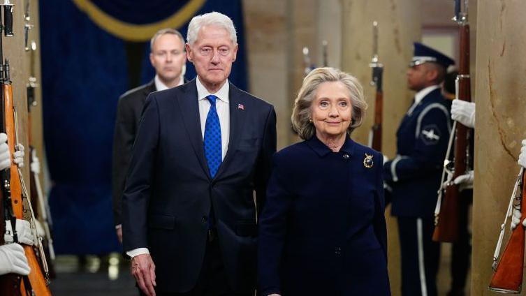 photo d'hillary clinton interrompt une audition liée à l'affaire epstein, suscitant surprise et discussions.