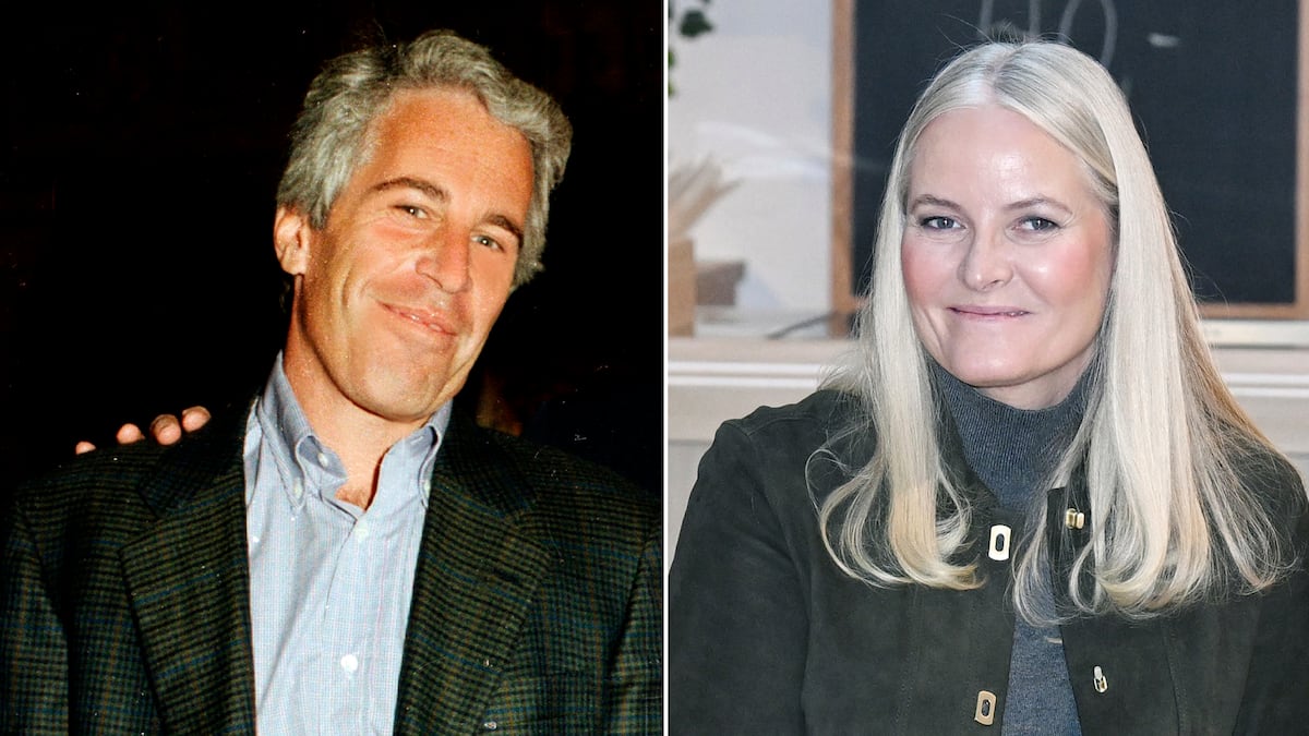 découvrez une photo exclusive mêlant mette-marit de norvège et des éléments liés à jeffrey epstein, offrant un aperçu unique et controversé.