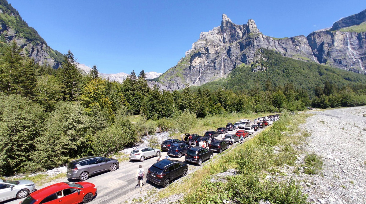 découvrez nos photos captivantes des crues impactant le tourisme et les solutions de stationnement pour un séjour serein.