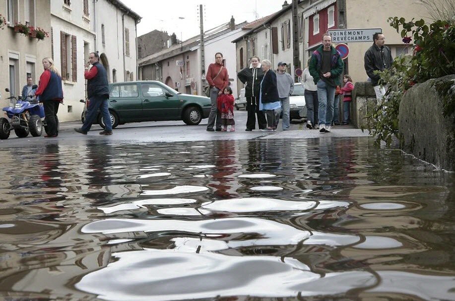 découvrez nos conseils pratiques pour le tourisme en zones inondables, avec des photos illustrant les crues et des informations sur le stationnement sécurisé.