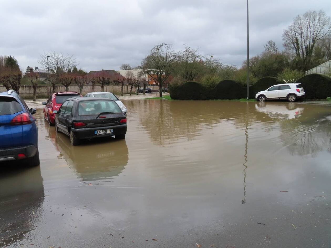 découvrez nos photos illustrant les crues impactant les zones de stationnement touristiques et apprenez comment gérer le tourisme en période de fortes eaux.