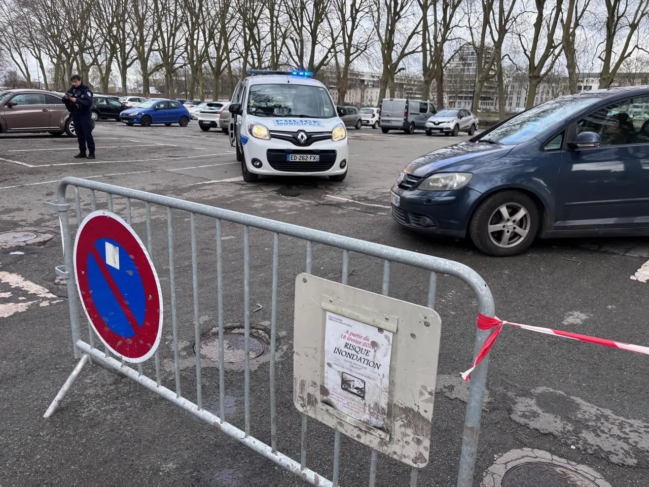 découvrez les meilleures astuces pour le tourisme lors des périodes de crues, avec des photos exclusives et des conseils pratiques sur le stationnement sécurisé.