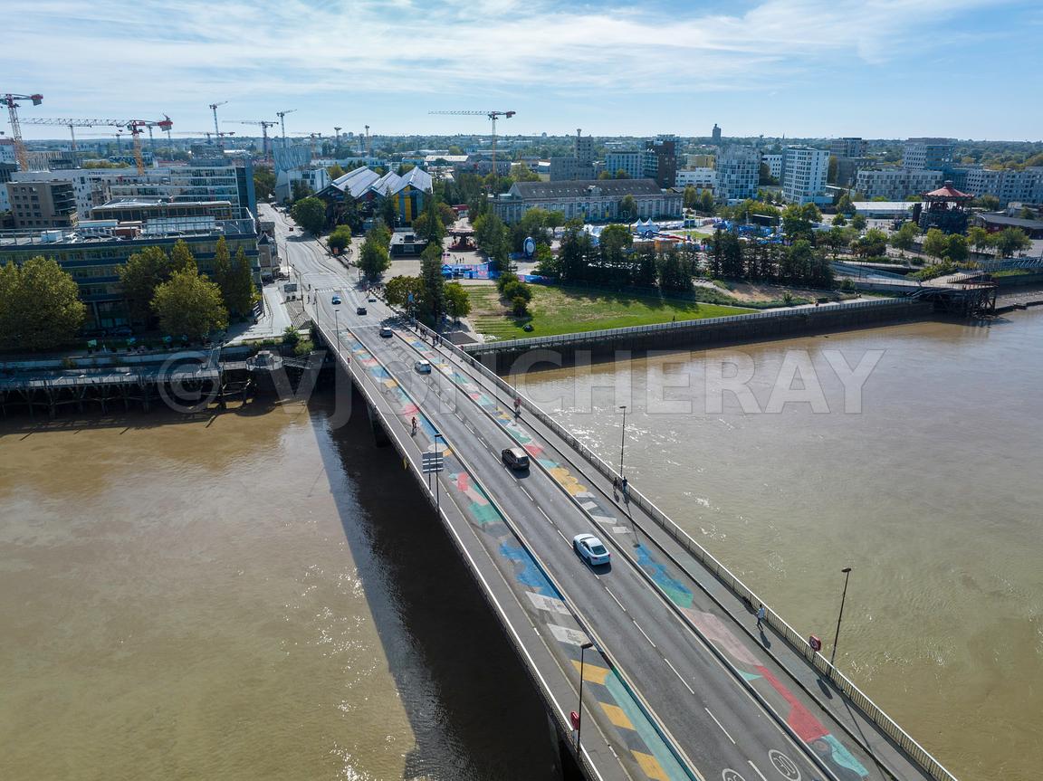 découvrez une vue imprenable sur le pont anne-de-bretagne, à proximité de belle-île, un site incontournable alliant beauté naturelle et architecture remarquable.