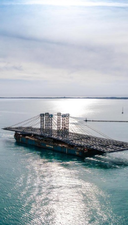 découvrez une vue imprenable sur le pont d'anne-de-bretagne, à proximité de la magnifique île de belle-île, un lieu parfait pour les amoureux de paysages marins et de nature.