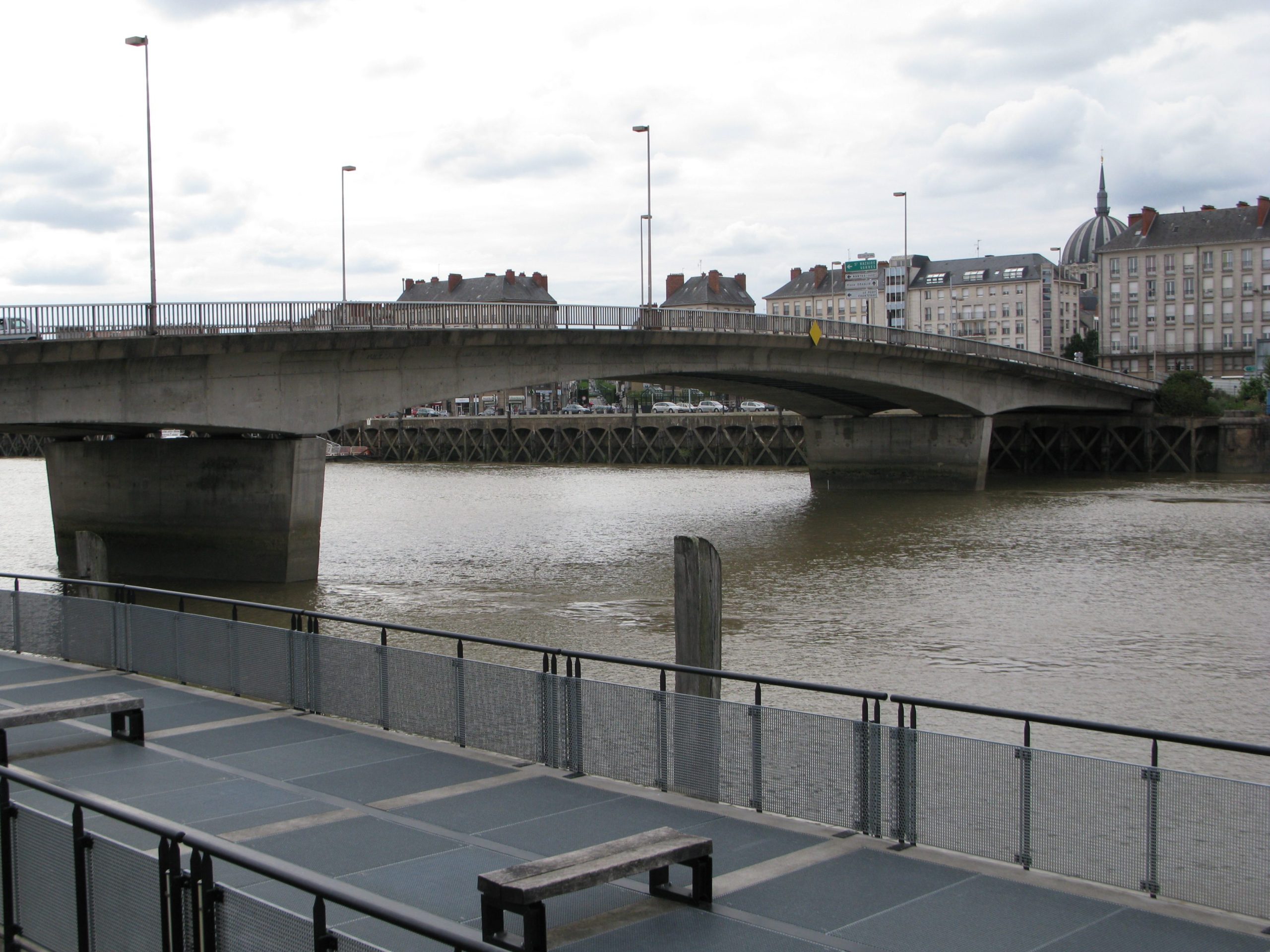 découvrez une vue spectaculaire du pont anne-de-bretagne, situé à proximité de belle-île, un lieu idéal pour les amateurs de paysages marins et de balades pittoresques.