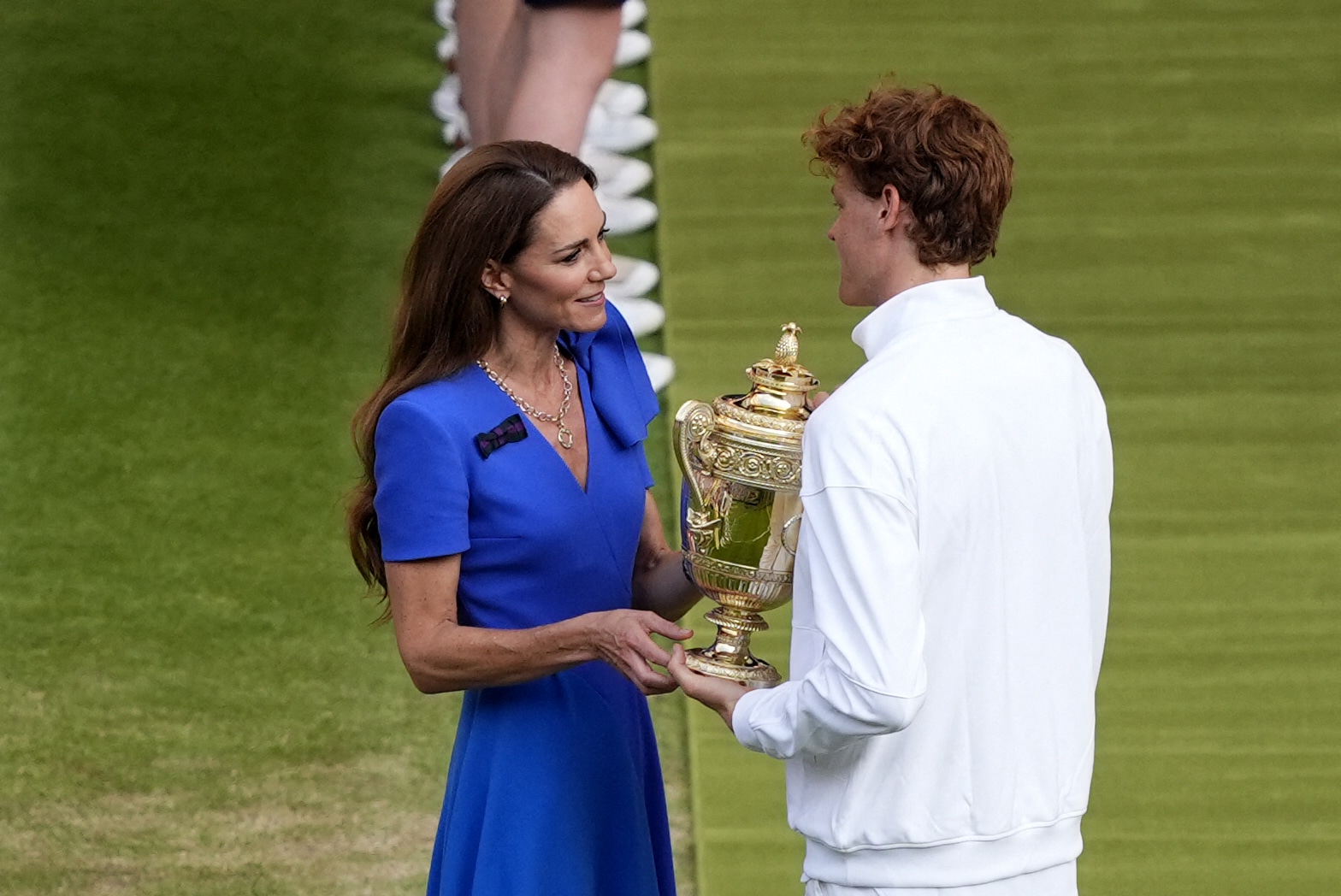 découvrez comment kate et william affichent un geste d'amour fort au cœur du scandale andrew, affirmant leur solidarité et leur unité face à la controverse.