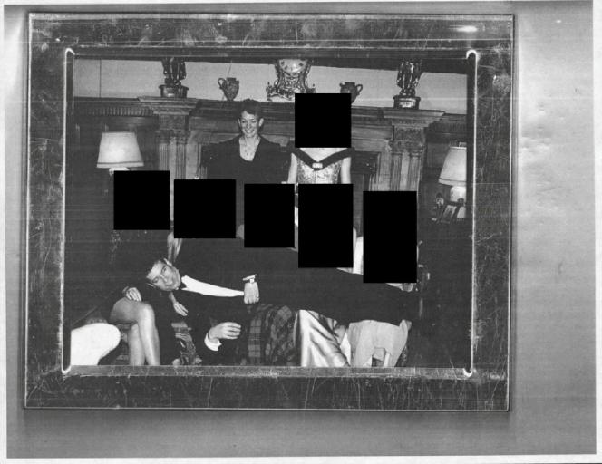 découvrez les révélations et controverses autour de la photo de clinton dans le jacuzzi lié à epstein, une enquête détaillée sur cette affaire médiatique.