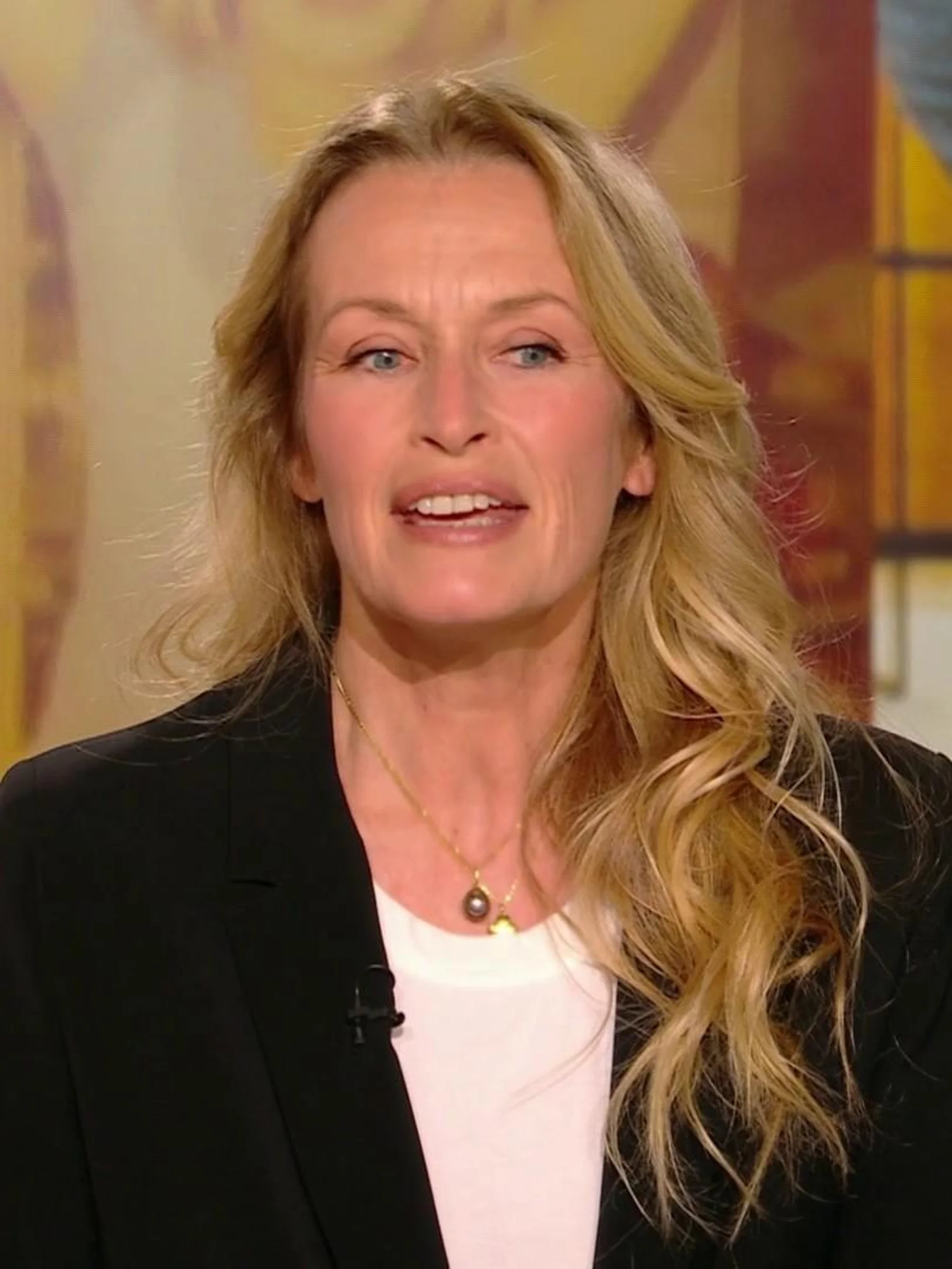 découvrez un hommage émouvant à une icône universelle, présenté par estelle lefébure et d'autres personnalités, célébrant son héritage et son influence intemporelle.