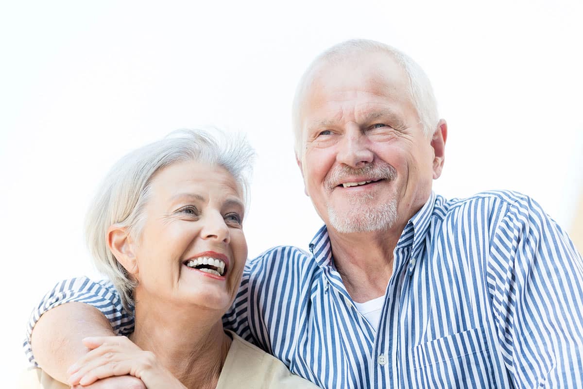 Couple de seniors comparant une assurance santé avec des documents