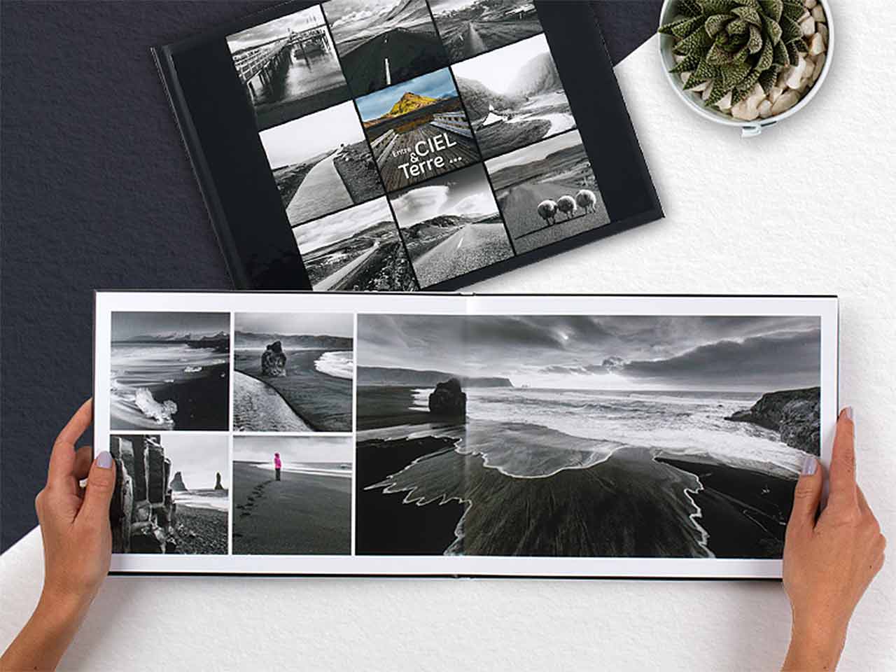 Album photo Photoweb à couverture rigide ouvert sur une table en bois