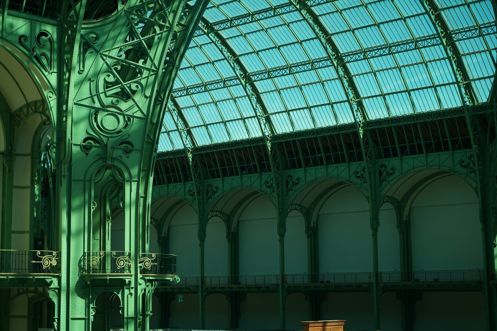 Visiteurs découvrant des œuvres photographiques lors de Paris Photo au Grand Palais