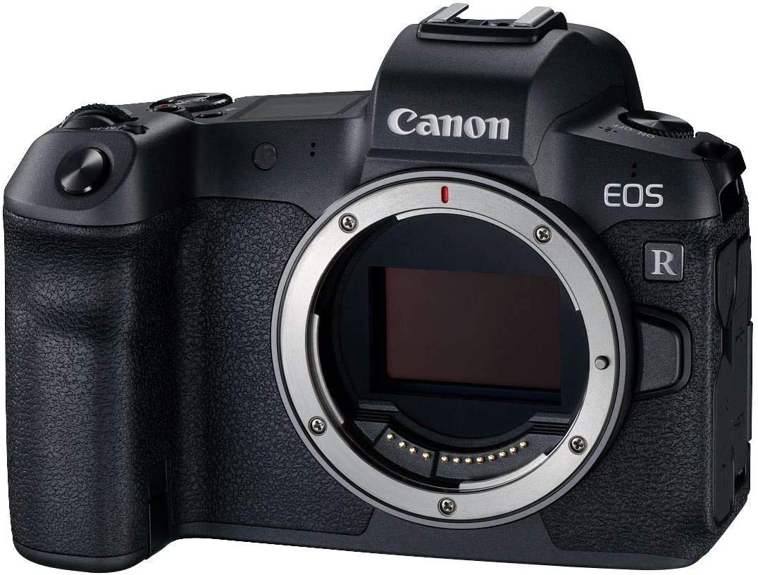 Boîtier hybride Canon EOS R1 avec objectif RF, vu de trois quarts face