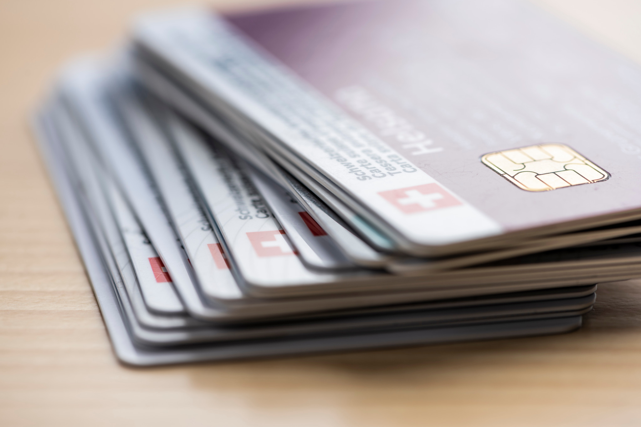 Contrat d'assurance et calculatrice posés sur un bureau pour vérifier le montant de la prime